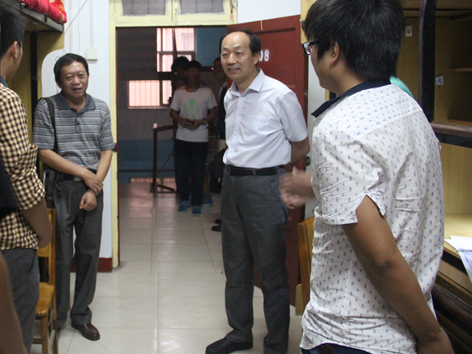 院领导深入学生宿舍慰问2014级新同学1