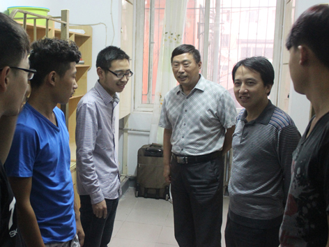 院领导深入学生宿舍慰问2014级新同学2