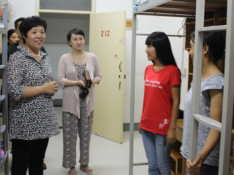 院领导深入学生宿舍慰问2014级新同学3